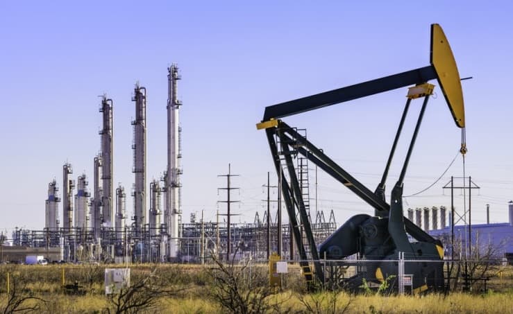 أسعار النفط تتراجع مع استمرار التشاؤم بشأن "كورونا" 
