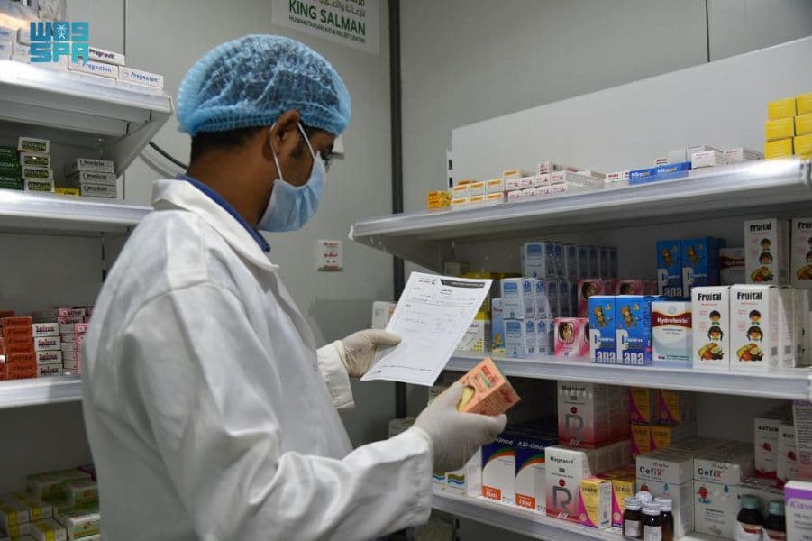 العيادات الطبية المتنقلة لمركز الملك سلمان للإغاثة في عبس بمحافظة حجة تقدم الخدمات العلاجية