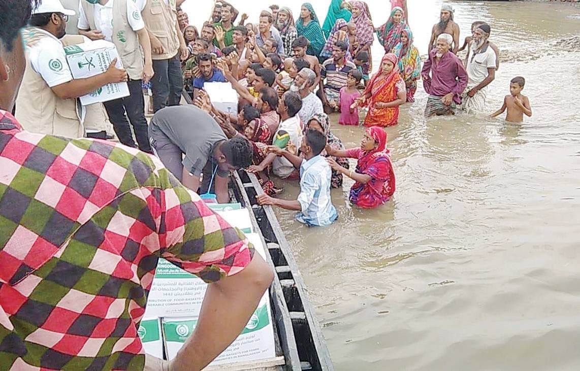 مركز الملك سلمان للإغاثة والأعمال الإنسانية خلال توزيعه أطنانا من السلال الغذائية مساعدات عاجلة لمتضرري الفيضانات في بنجلادش
