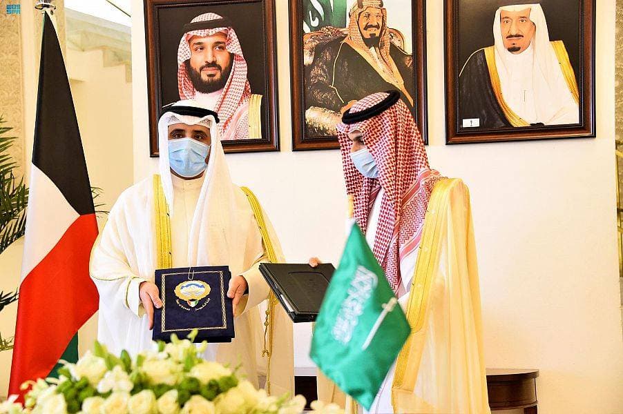 الأمير فيصل بن فرحان والشيخ أحمد الصباح عقب توقيع بيان أعمال الاجتماع.