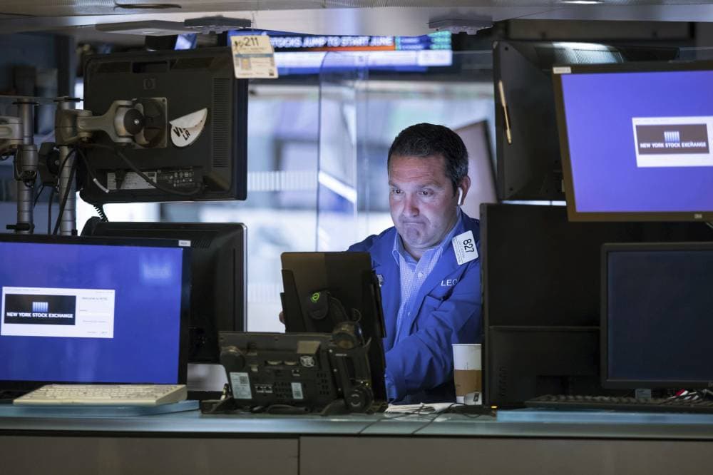 ارتفعت الأسهم الأمريكية عند الافتتاح أمس وسط ترقب صدور بيانات اقتصادية. "أ.ب"

 