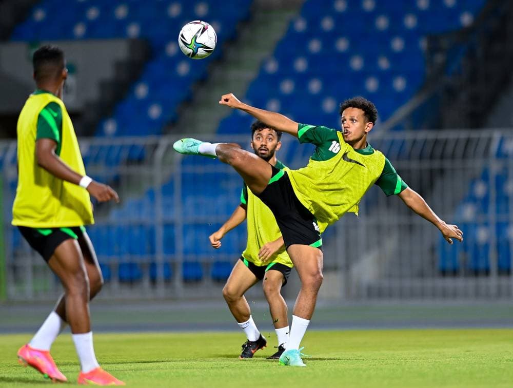 العمار يسدد الكرة خلال تدريب الأخضر.