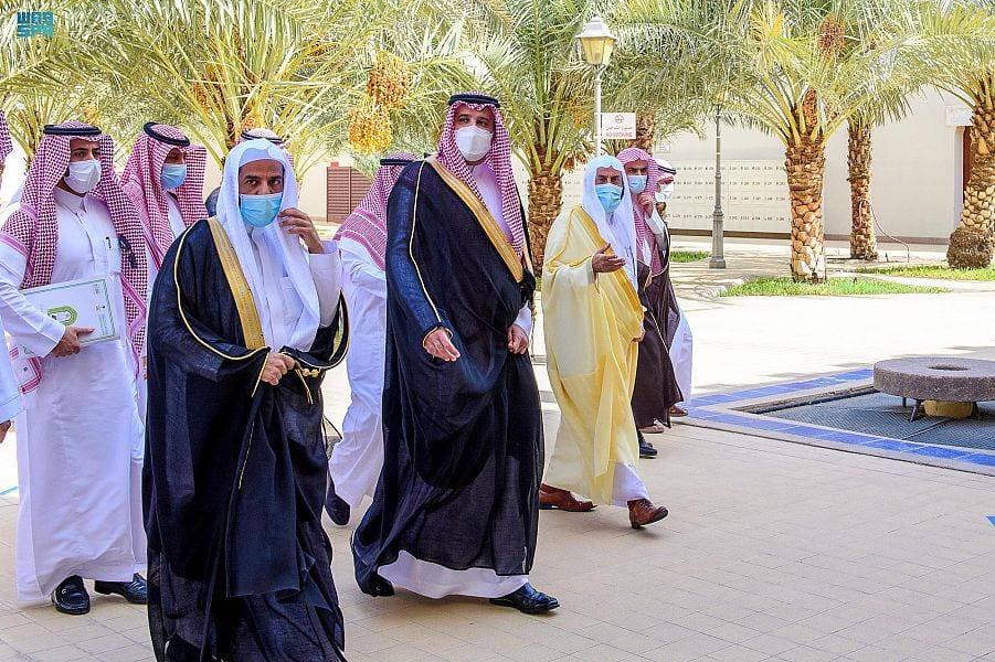 الأمير فيصل ين سلمان أثناء تفقده ميقات ذو الحليفة.