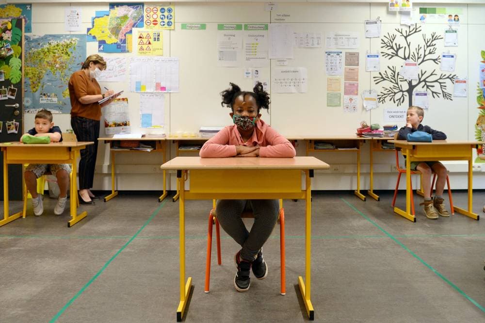 يجد بعض الطلاب صعوبة في التكيف مع رؤية الكثير من الأشخاص في المدرسة بعد فترة طويلة في المنزل.