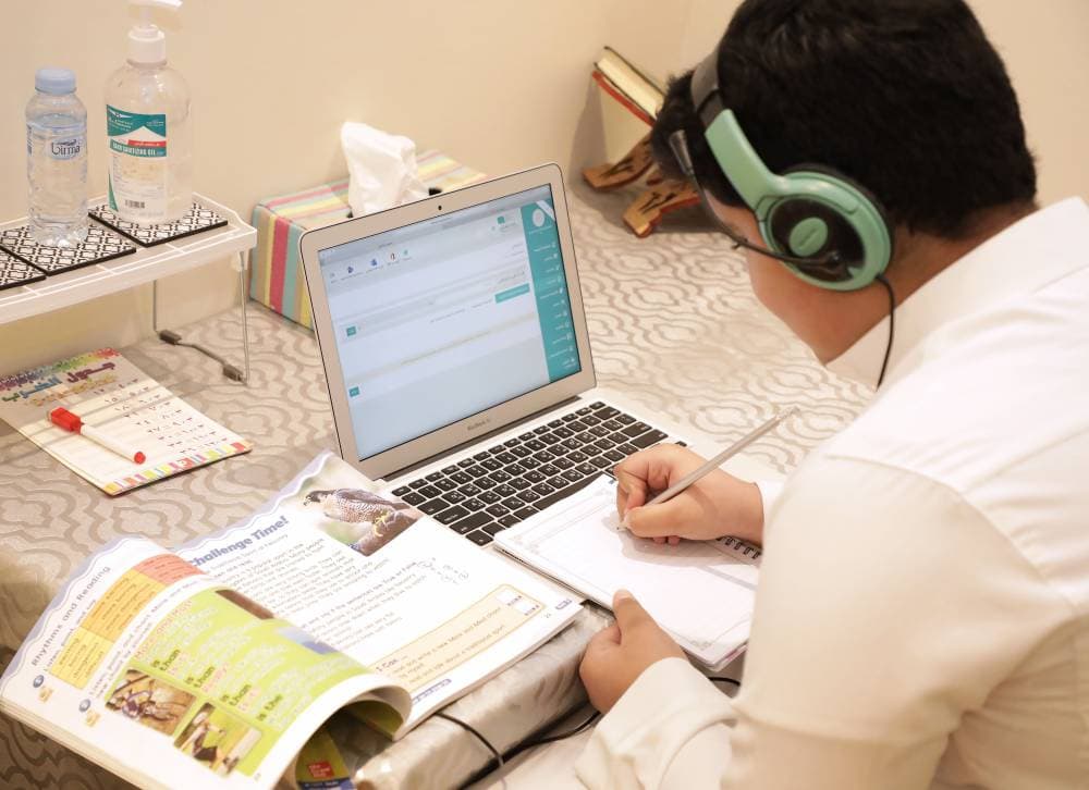 يهدف البرنامج إلى صقل المهارات اللغوية للطلاب.
