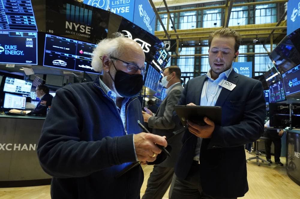 واصل مؤشر ستاندرد آند بورز مسيرته القياسية عند الافتتاح أمس مع توجه الأنظار نحو أرباح الربع الثاني. "أ ب"