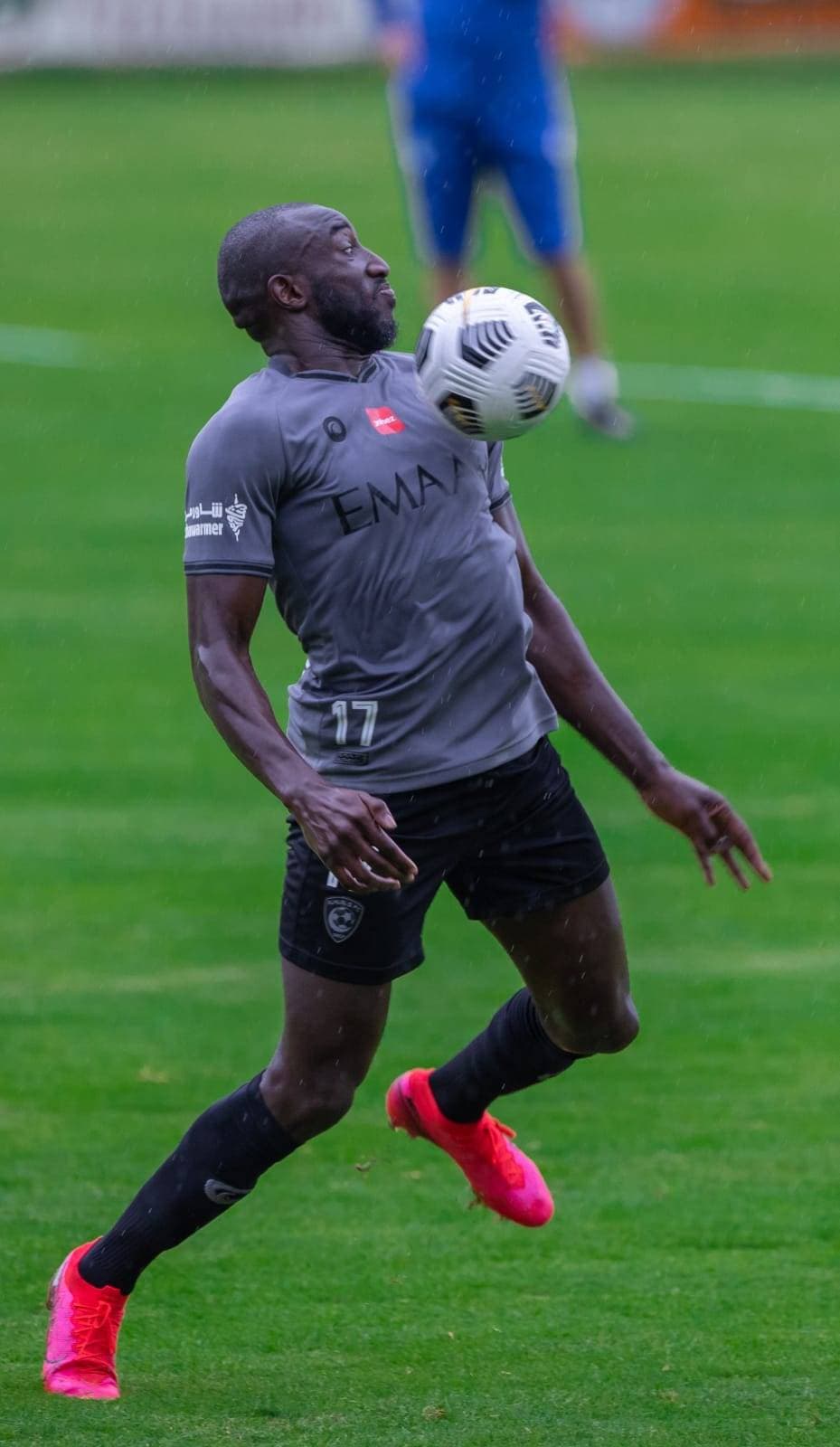 ماريجا لحظة استقباله الكرة خلال المناورة. "مركز الهلال الإعلامي"