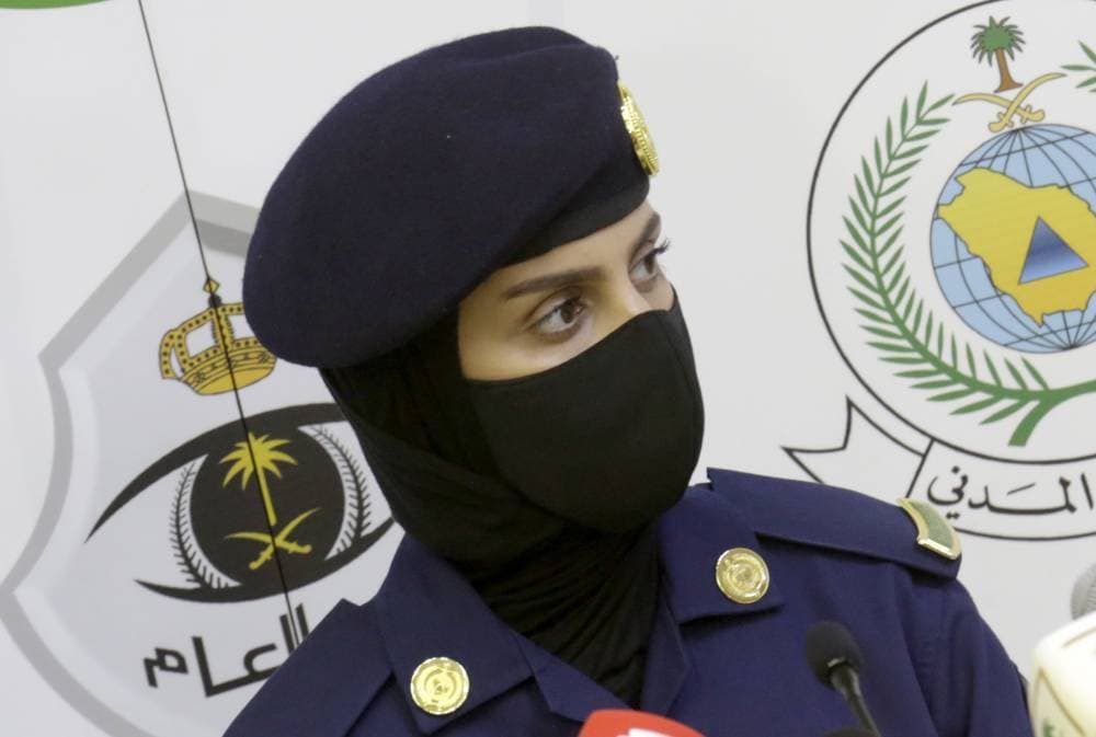 شرطية سعودية خلال مؤتمر صحافي لقيادات قوات أمن الحج في مكة المكرمة أمس.«أ. ب»