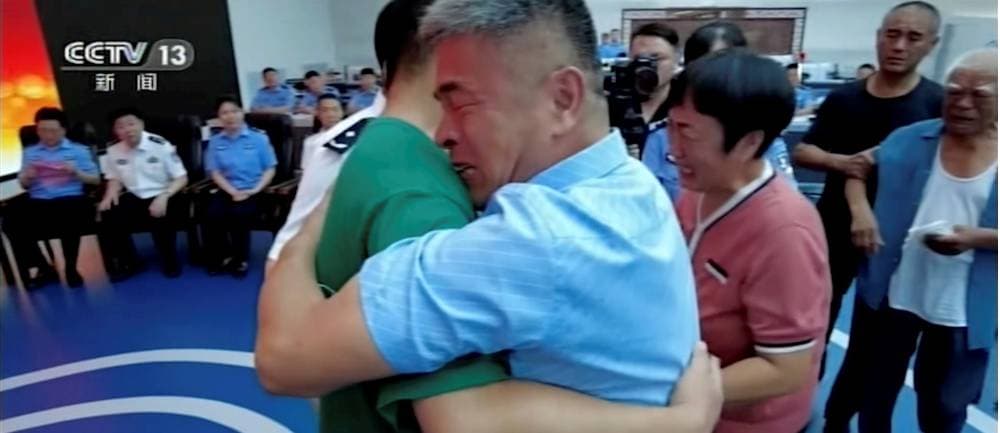 قرر الأب أن يجوب أنحاء الصين على دراجة نارية بحثا عن ابنه.