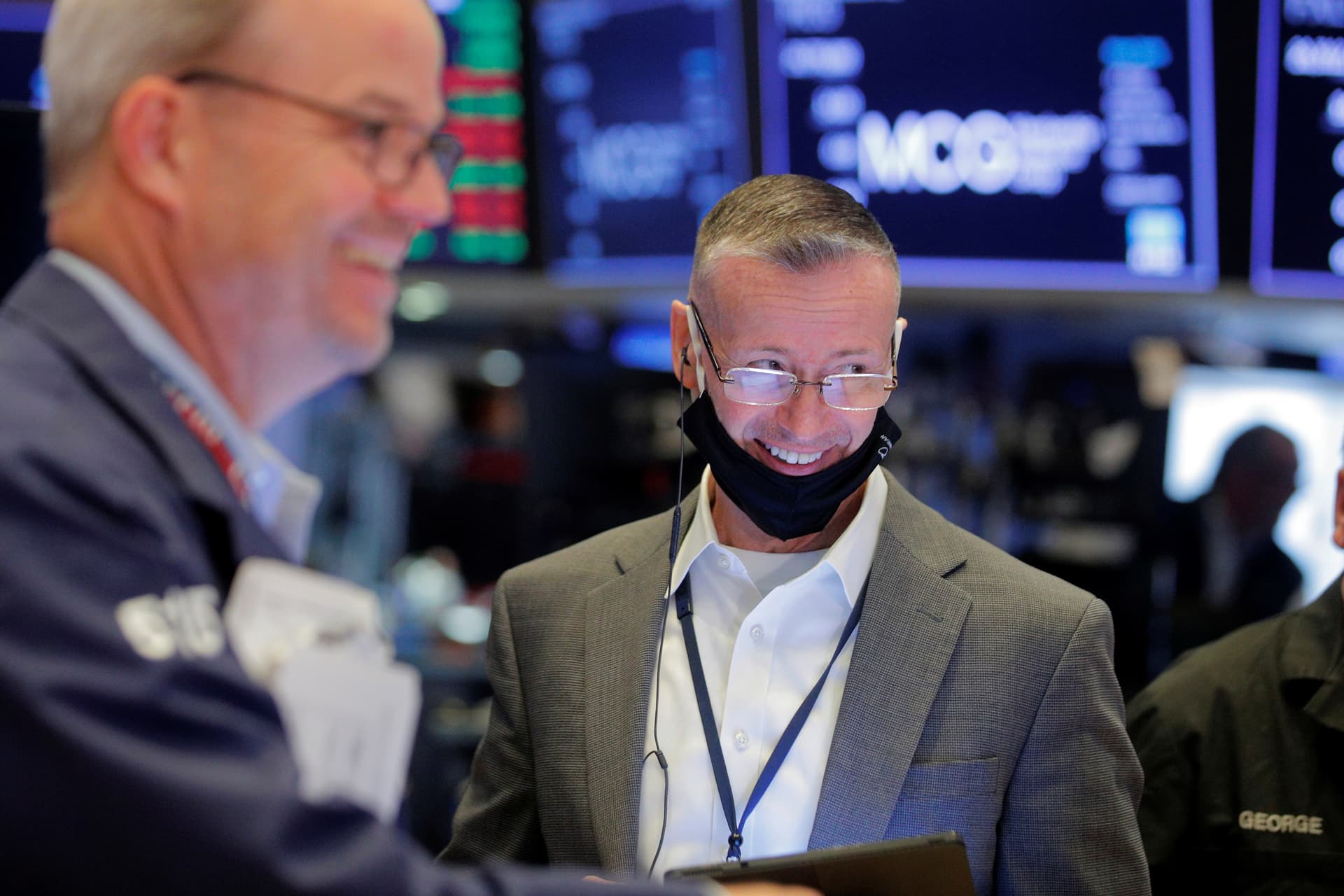 "وول ستريت" تستهل تداولاتها مرتفعة بعد بيانات مبيعات التجزئة