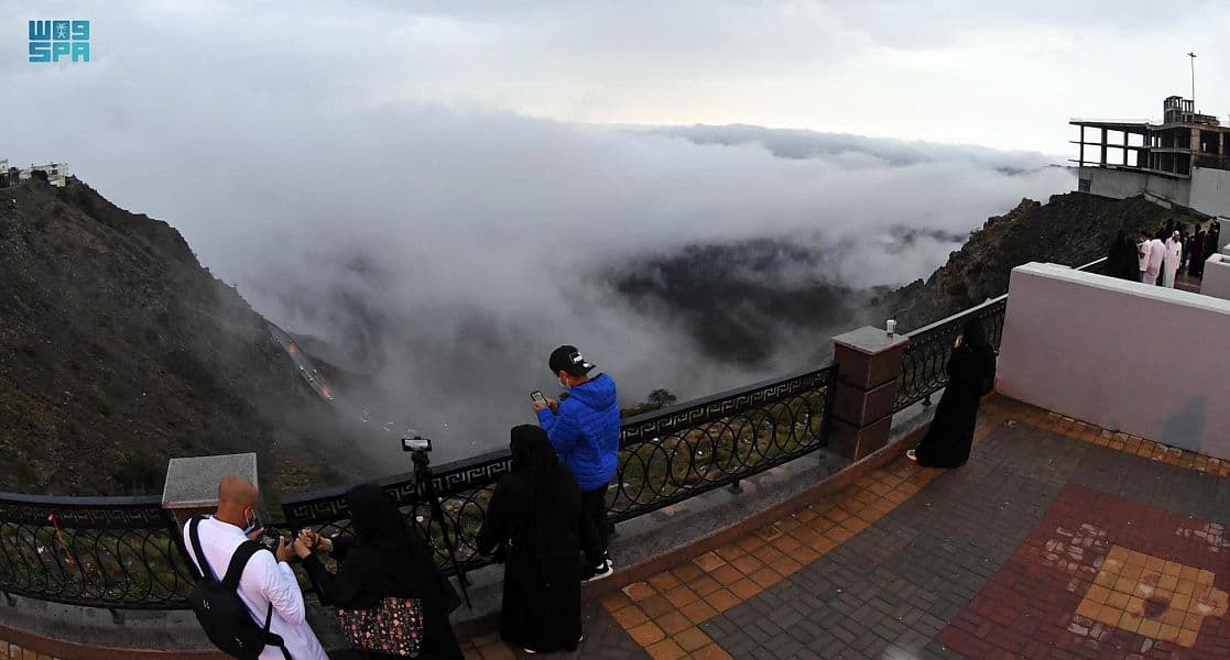 ممشى الضباب.. أعجوبة السياحة في عسير