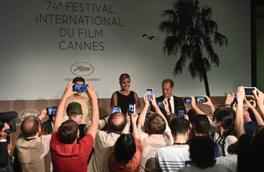 طاقم عمل فيلم تيتان خلال مؤتمر صحافي في مهرجان كان. «إ. ب. أ»