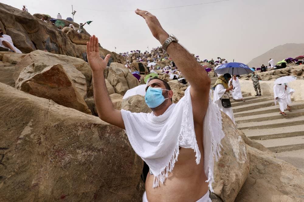 
حاج يتبهل إلى الله بالدعاء على جبل عرفات أمس."رويترز"