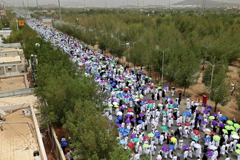 أدى ضيوف الرحمن أمس مناسكهم في يسر وسهولة."الفرنسية"