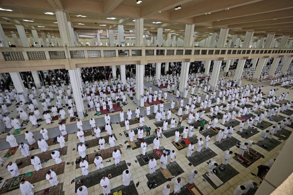 ضيوف الرحمن يؤدون الصلاة في مسسجد نمرة أمس."الفرنسية"
