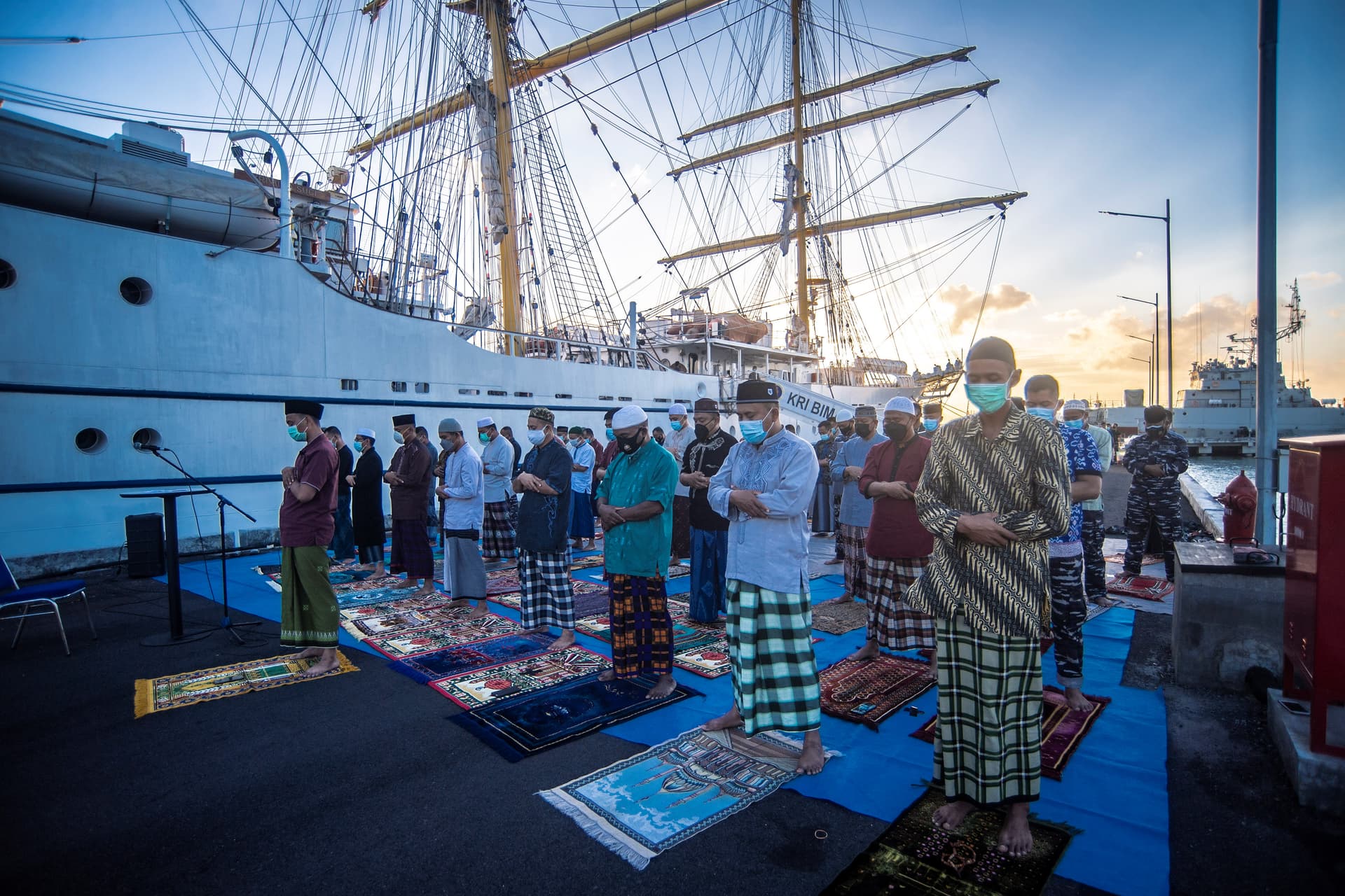 المصلون يؤدون صلاة عيد الأضحى في مختلف أنحاء العالم