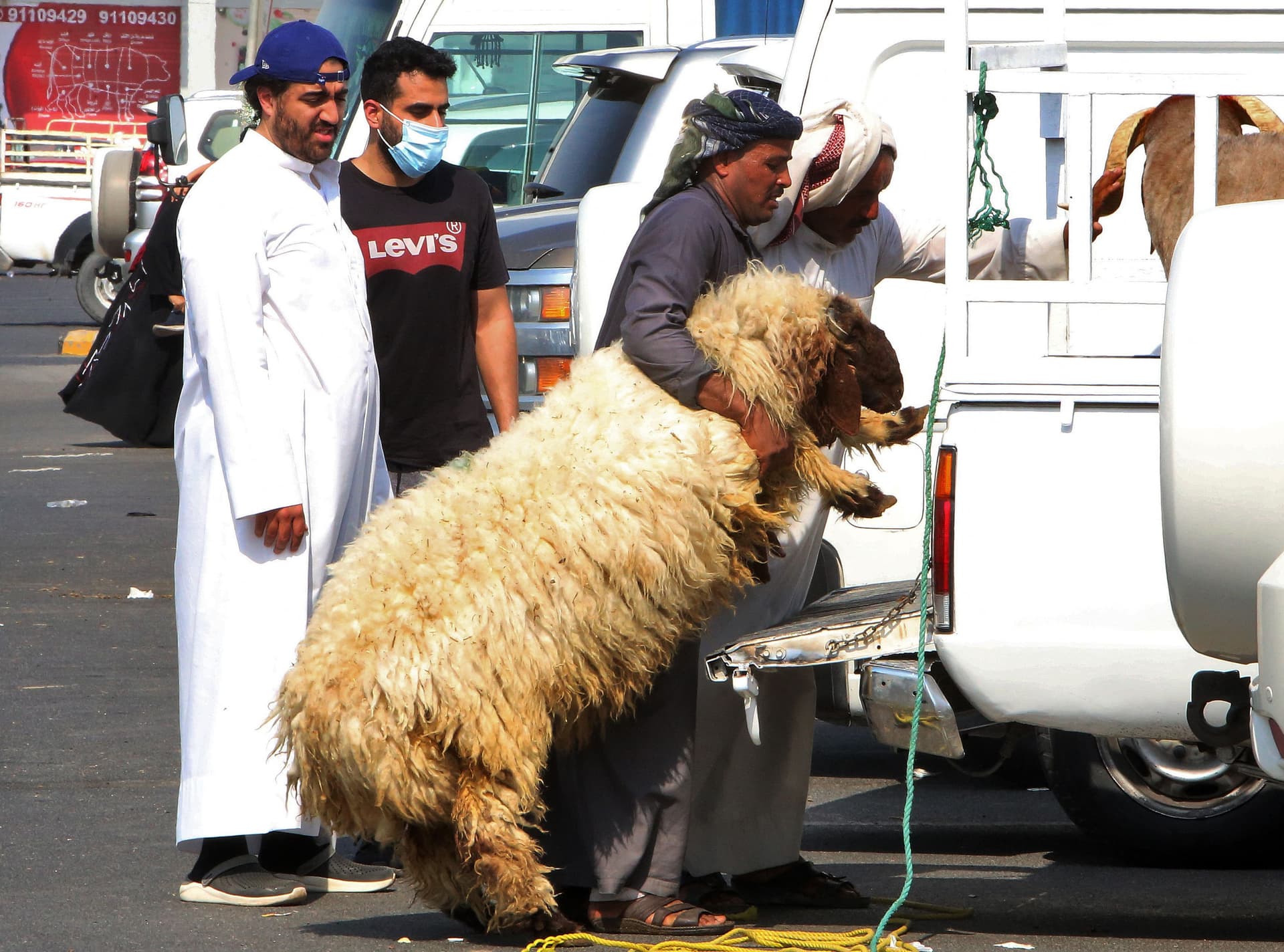   المسلمون يحتفلون بأول أيام عيد الأضحى 