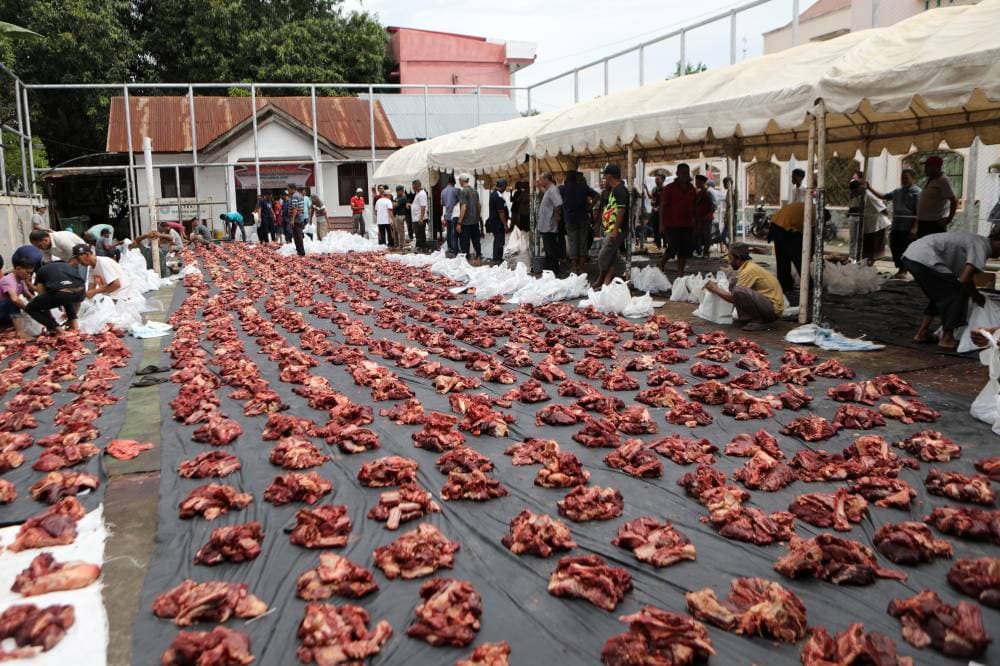 » إ. ب .أ « . إندونيسيون يرتبون لحوم الأضاحي قبل توزيعها على العائلة والأصدقاء والأقارب والفقراء والمحتاجين، في آتشيه