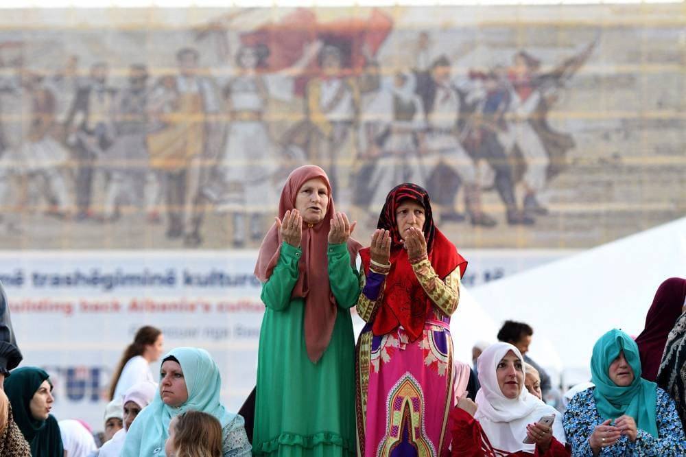 مسلمات ألبانيات خلال صلاة العيد في العاصمة تيرانا."الفرنسية"