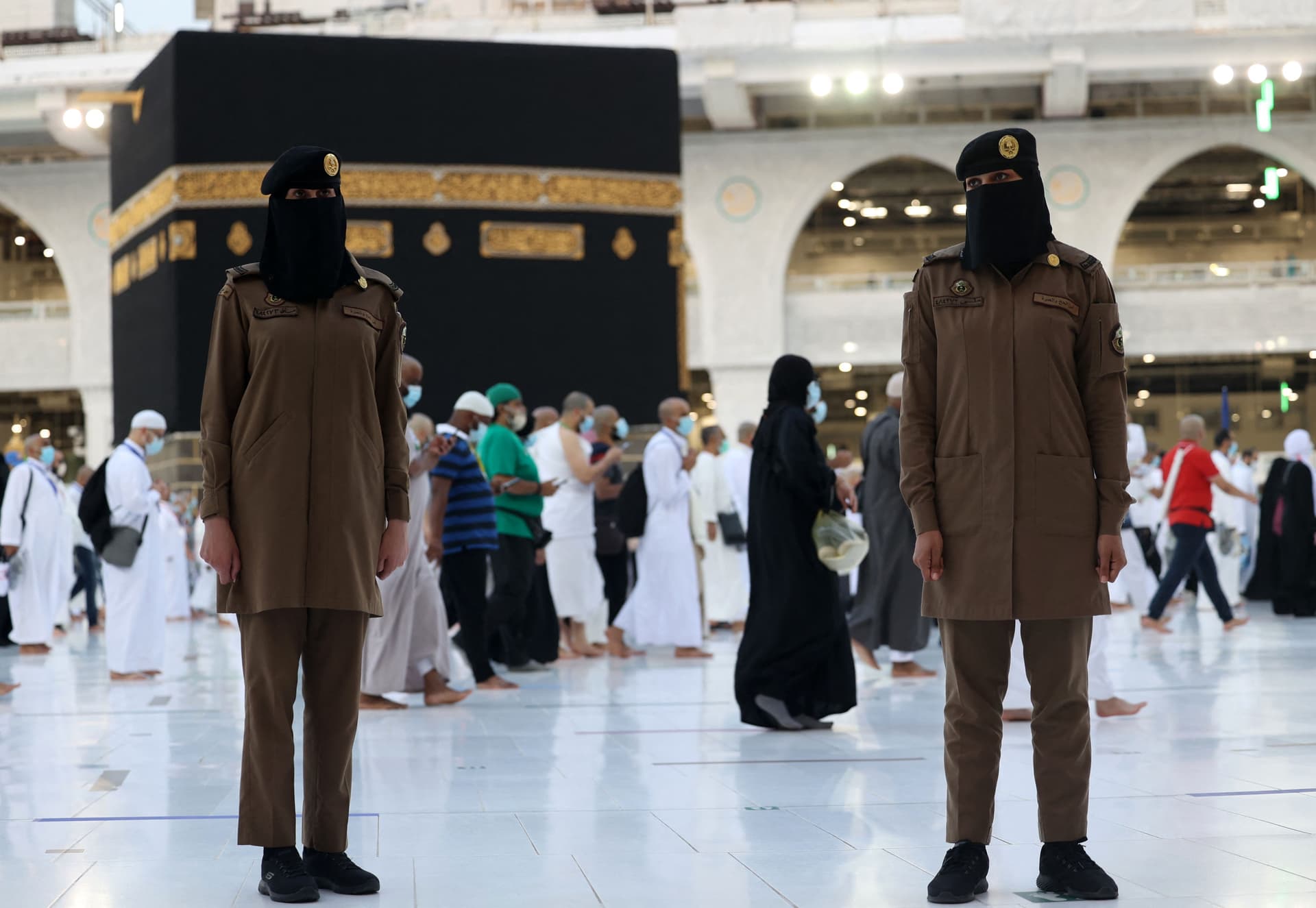 شرطيات سعوديات يمارسن عملهن أثناء قيام المصلين بالطواف حول الكعبة المشرفة 