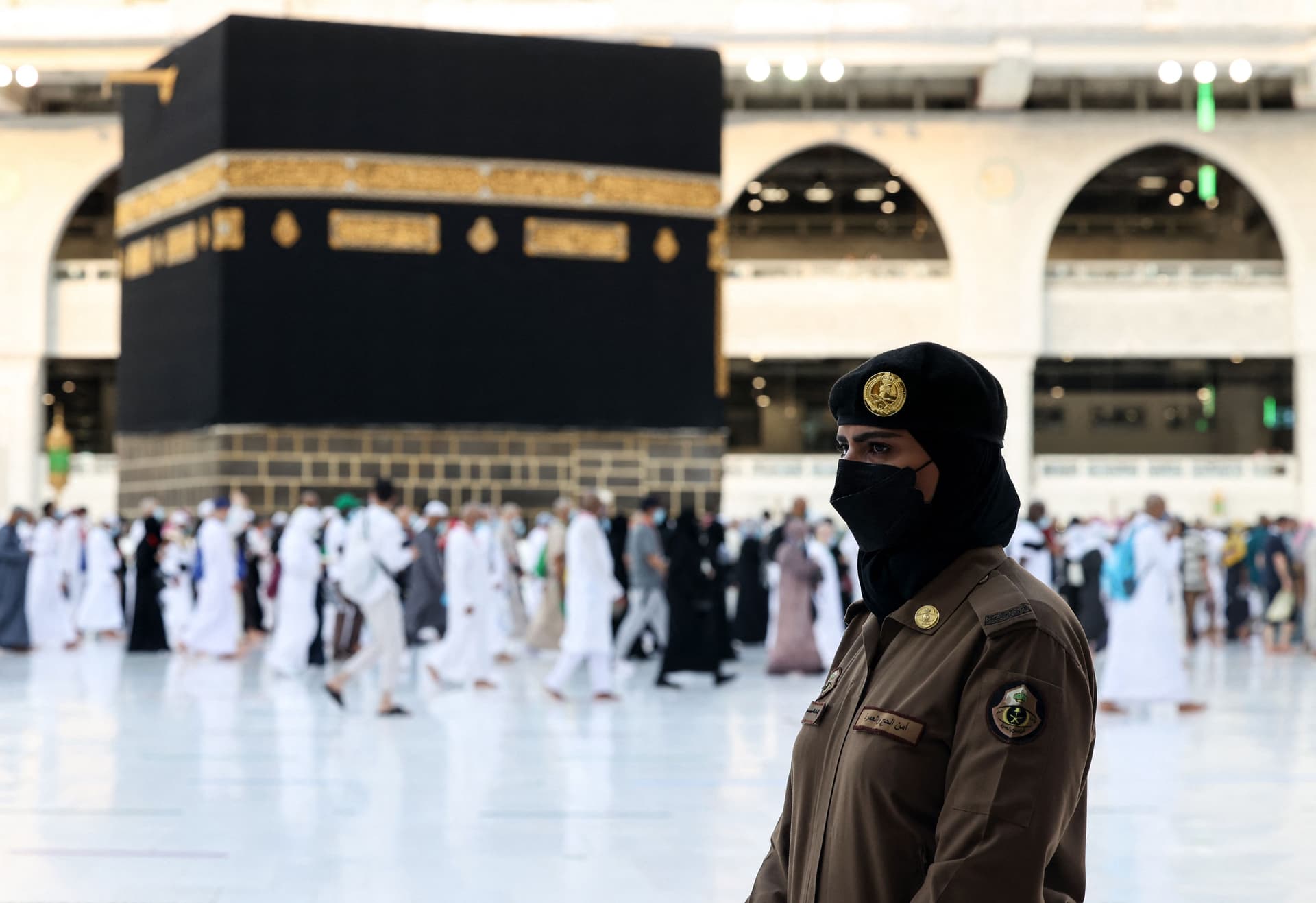 شرطيات سعوديات يمارسن عملهن أثناء قيام المصلين بالطواف حول الكعبة المشرفة 