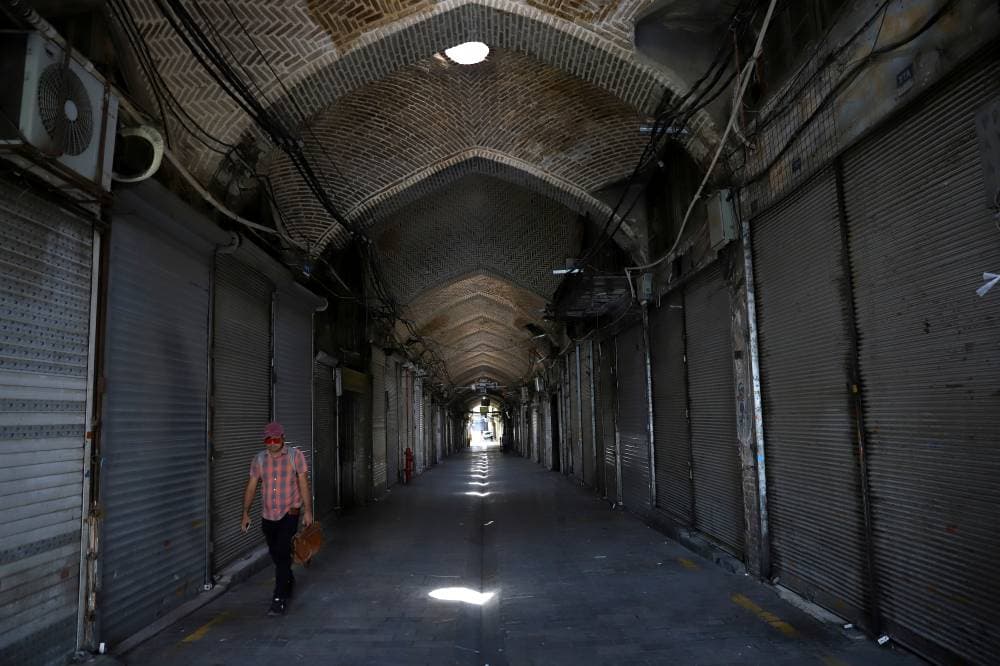 المحال مغلقة في إيران أمس بعد تفشي وباء كورونا. "رويترز"