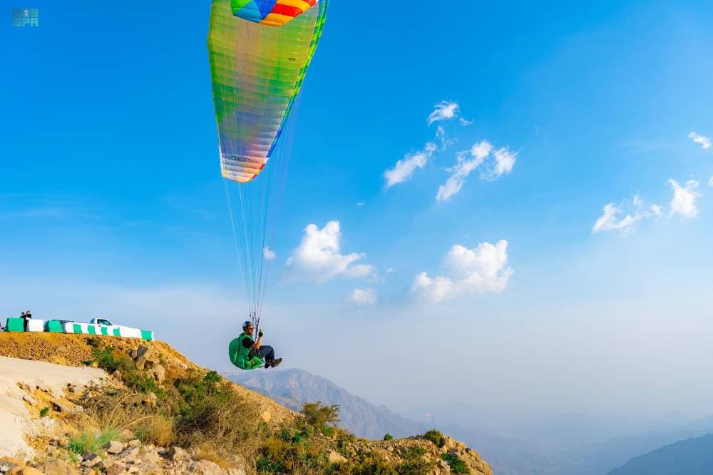 الطيران الشراعي الذي يحلق في سماء الباحة.واس"