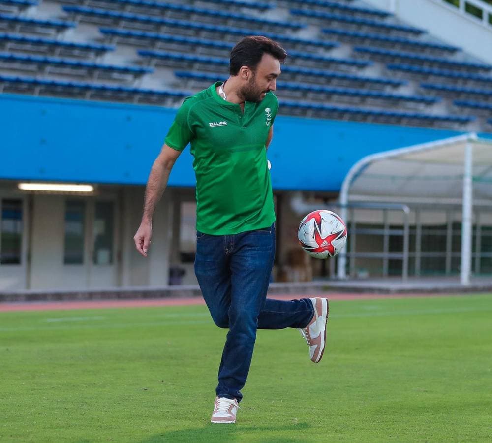 وزير الرياضة يستعرض مهاراته خلال تدريب الأخضر.