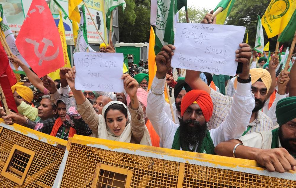     مزارعون يحملون شعارات خلال احتجاجهم ضد قوانين زراعية أدخلتها الحكومة، نيودلهي. "إ ب أ"