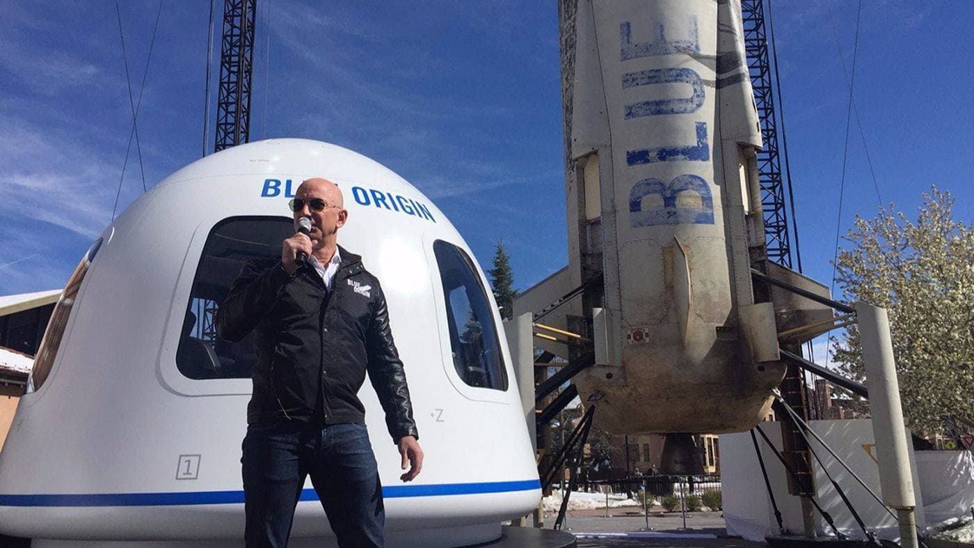  حقق جيف بيزوس حلمه بالصعود إلى الفضاء على متن أول رحلة مأهوله لشركته.