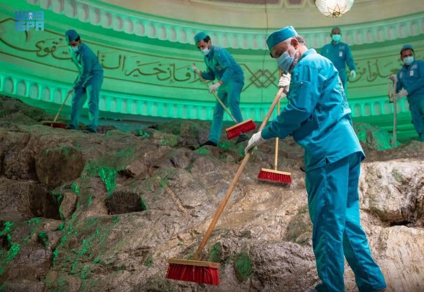 تكثيف عمليات التعقيم بالمسجد الحرام مع بدء استقبال المعتمرين