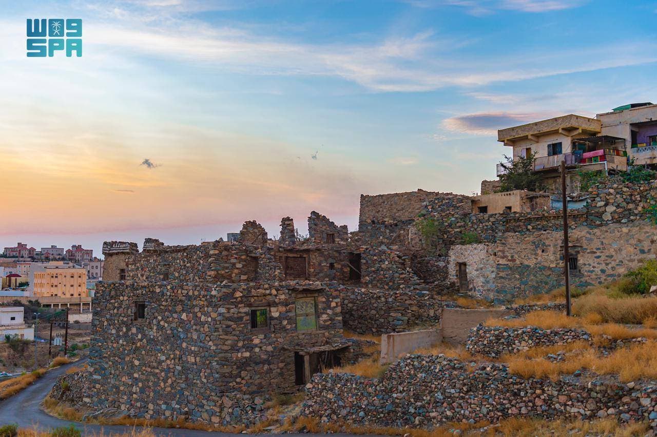 تتميز قرى الباحة بالمنازل الحجرية المنحوتة في الصخر."واس"