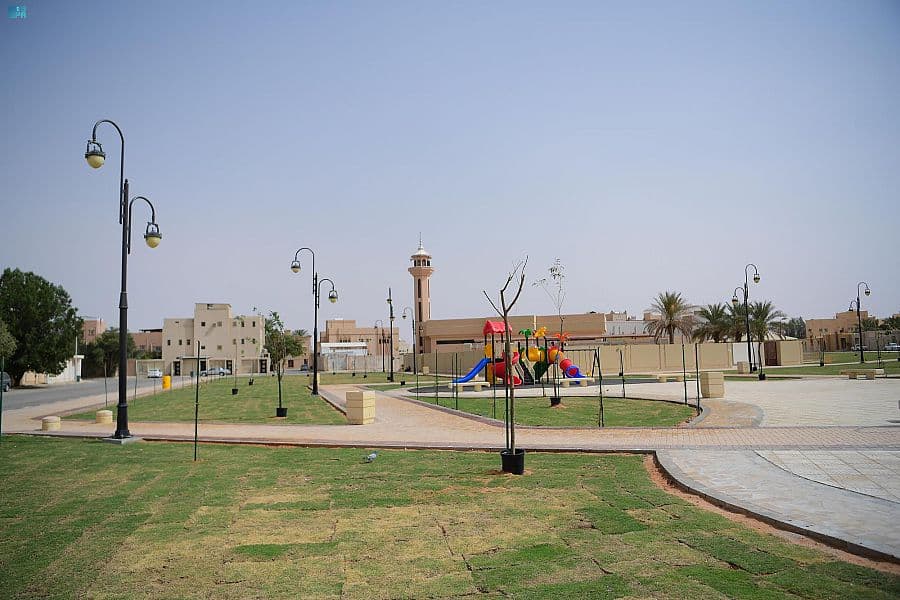 عنيزة: إنجاز 7 حدائق تضم أكثر من 14 ألف شجرة