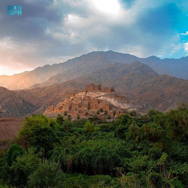 قرية ذي عين.. حصن الطبيعة والتراث والمياه المتدفقة