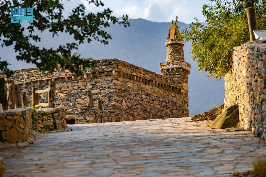 قرية ذي عين.. حصن الطبيعة والتراث والمياه المتدفقة