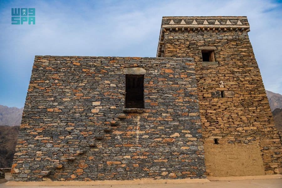 قرية ذي عين.. حصن الطبيعة والتراث والمياه المتدفقة