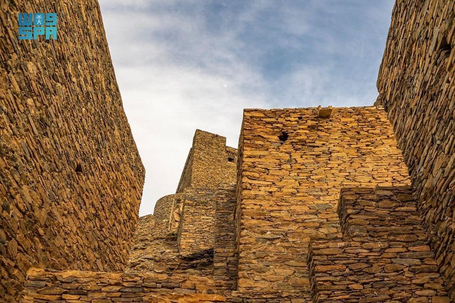 قرية ذي عين.. حصن الطبيعة والتراث والمياه المتدفقة