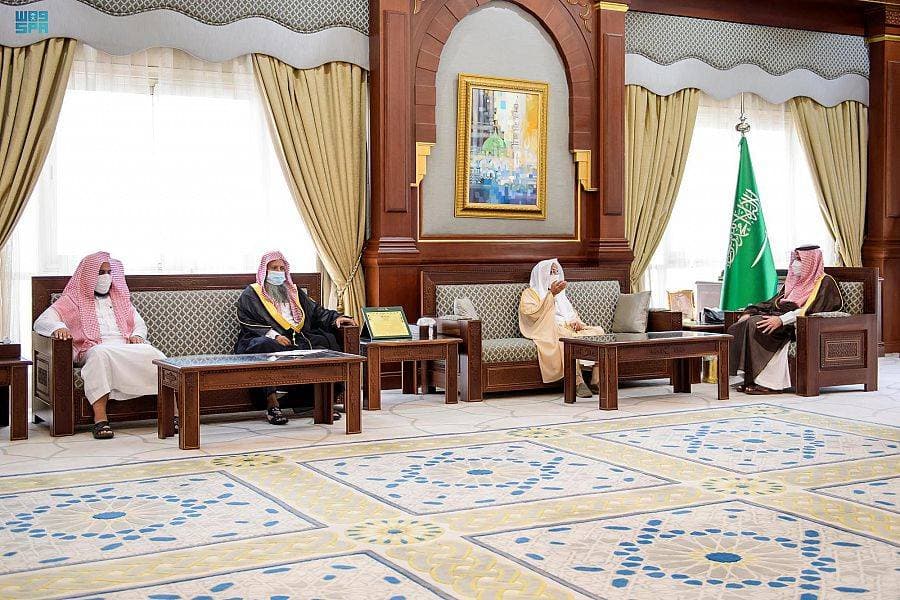 الأمير فيصل بن سلمان خير استقباله مدير فرع الرئاسة العامة للبحوث العلمية والإفتاء في المنطقة.