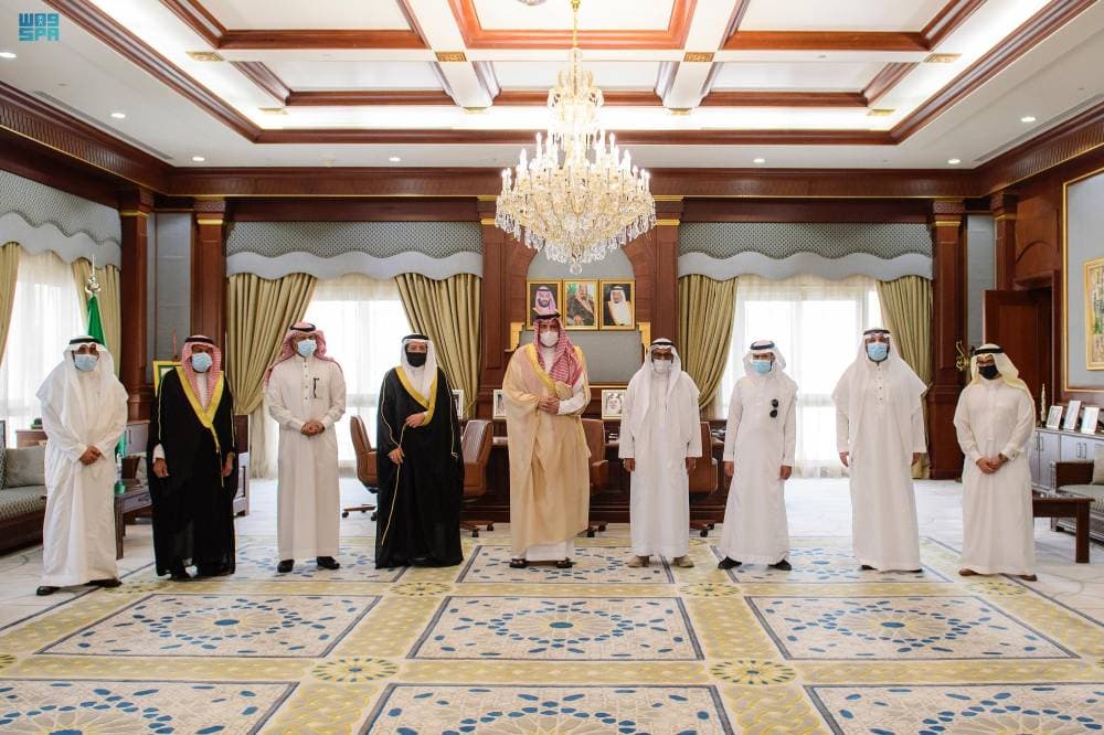 الأمير فيصل بن سلمان خلال لقائه رئيس مجلس إدارة الجمعية التعاونية للإسكان وعدد من أعضائها.