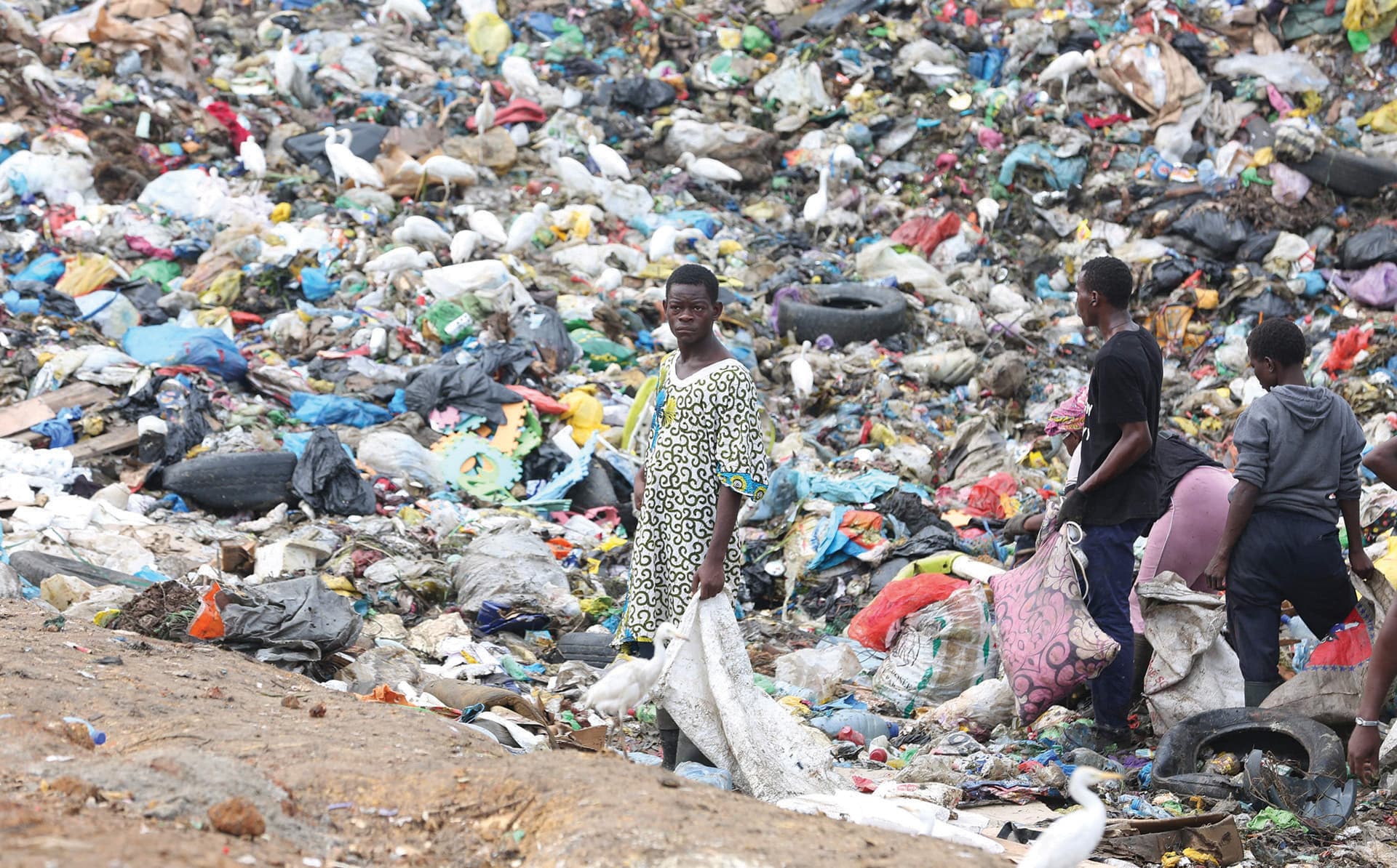 شبان يبحثون عن مخلفات نحاسية وألمنيوم في مكب للنفايات لإعادة بيعها في الجابون