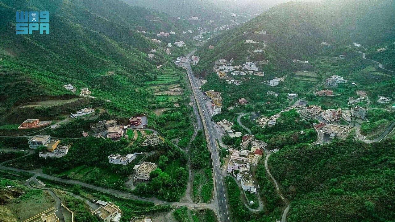 عسير .. طبيعة خلابة تبسط خضرتها في جميع الاتجاهات