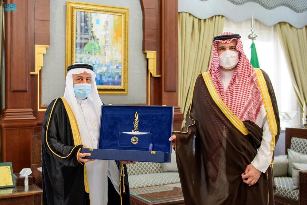 الأمير فيصل بن سلمان خلال استقباله د. فهد المغلوث.