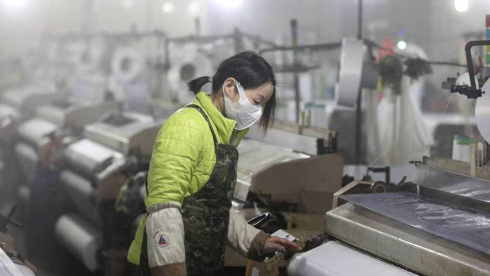 بعض المصانع في مراكز التصنيع الصينية قلصت فترات العمل إلى ثلاثة أيام أسبوعيا.