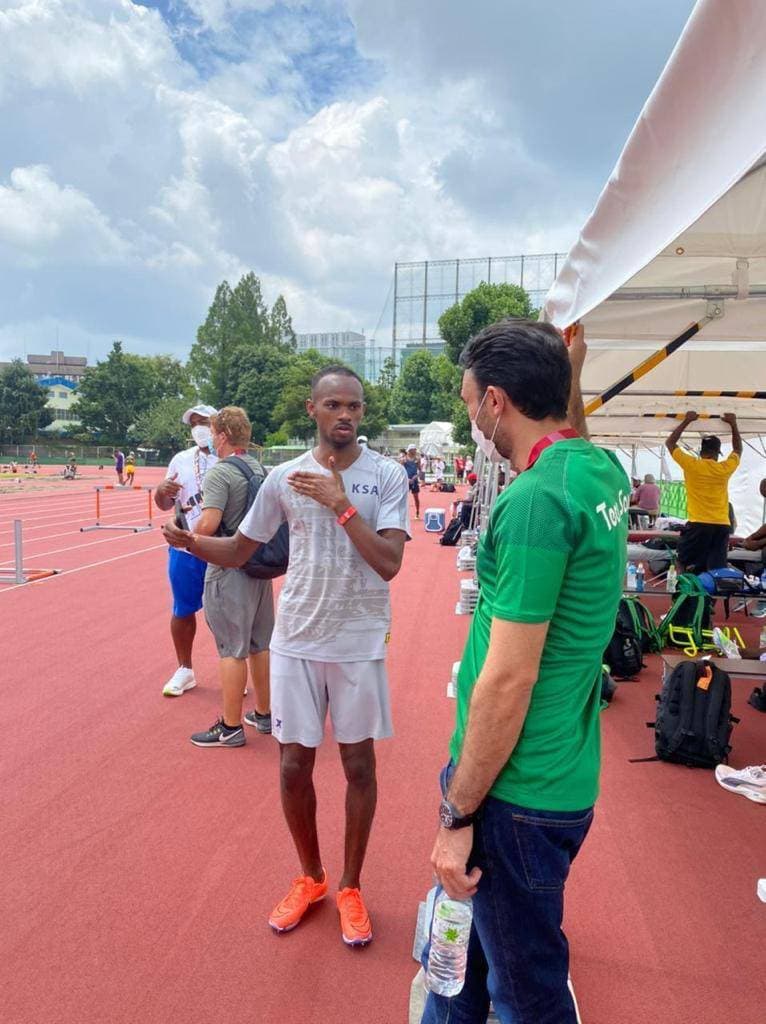 الأمير عبد العزيز بن تركي مع مازن الياسين بعد حصاه التدربية أمس.