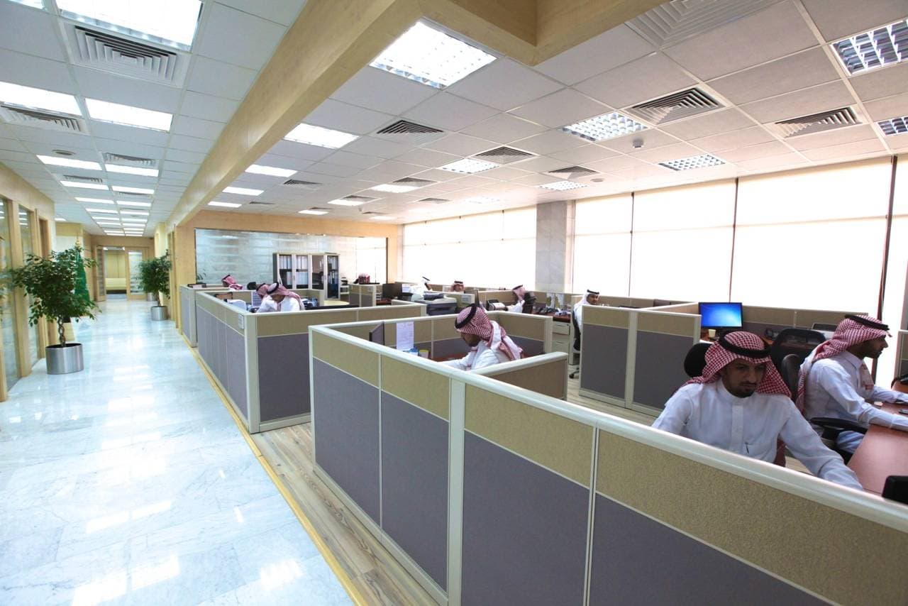 تراجعت تعويضات العاملين 1 في المائة في النصف الأول.