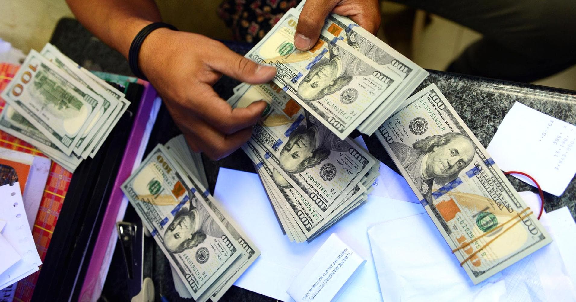 الدولار يسجل أعلى مستوى في أكثر من 4 أشهر مقابل اليورو