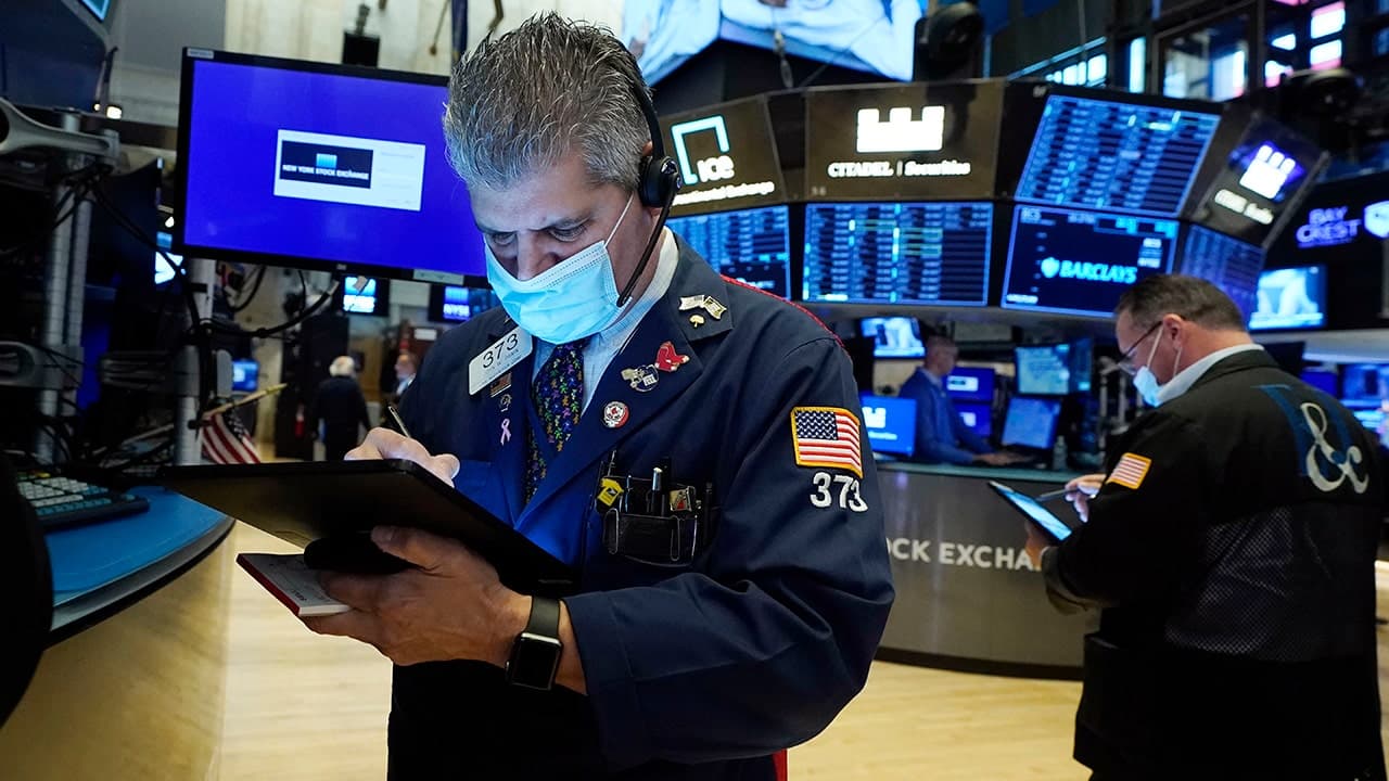 الأسهم الأمريكية تنتعش وتسجل إغلاقا قياسيا مع تهدئة باول لمخاوف التحفيز