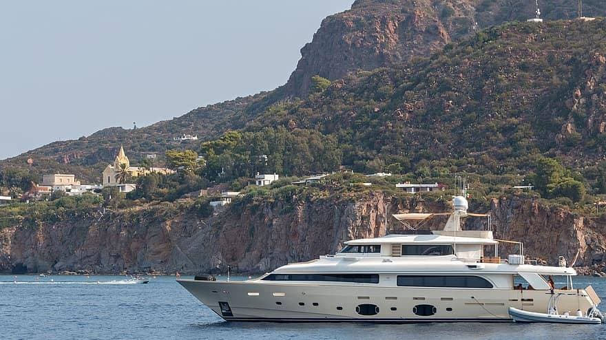 انطلق 228 من اليخوت الضخمة صوب إيطاليا خلال الأيام الخمسة الماضية.