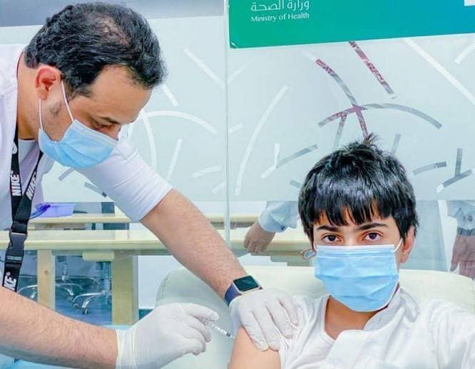 طالب يتلقى اللقاح في إطار حملة وطنية لتطعيم 5 ملايين طالب في المملكة. "واس"