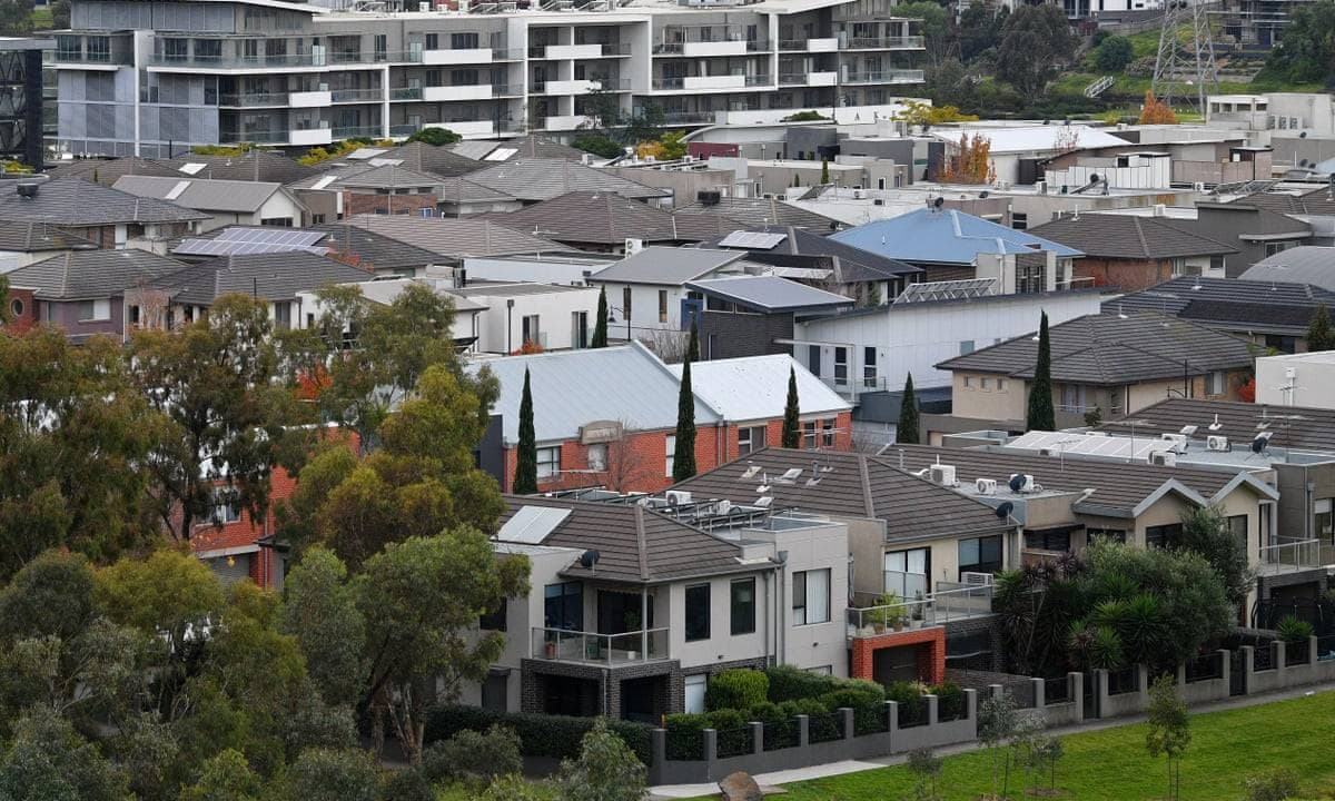 أسعار العقارات في الاقتصادات المتقدمة مبالغ فيها بنحو 10 % مقارنة بالاتجاهات على المدى الطويل وهذا يجعل الطفرة واحدة من أكبر الطفرات منذ عام 1900.